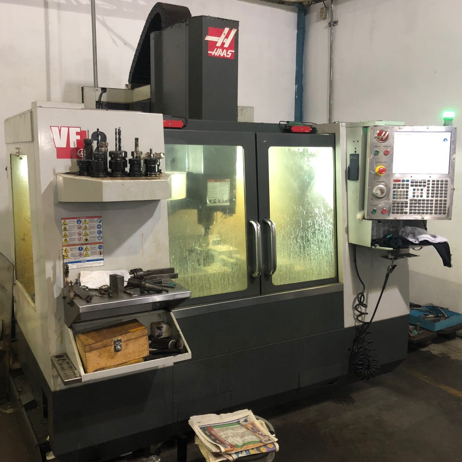 Centro de maquinado CNC en el taller