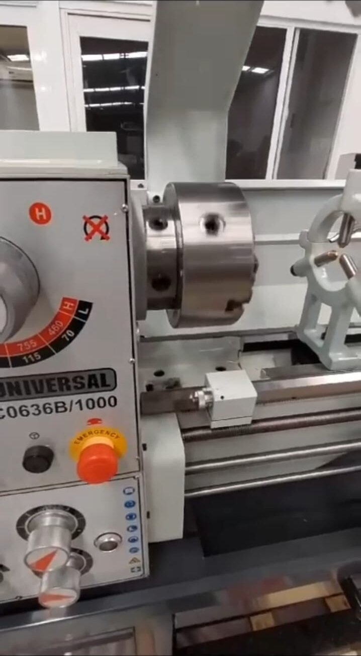 Centro de maquinado CNC, fresadora y torno